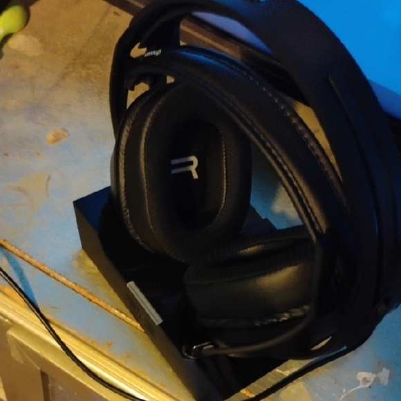 Black Over-Ear Headphones - Picture 1 of 2